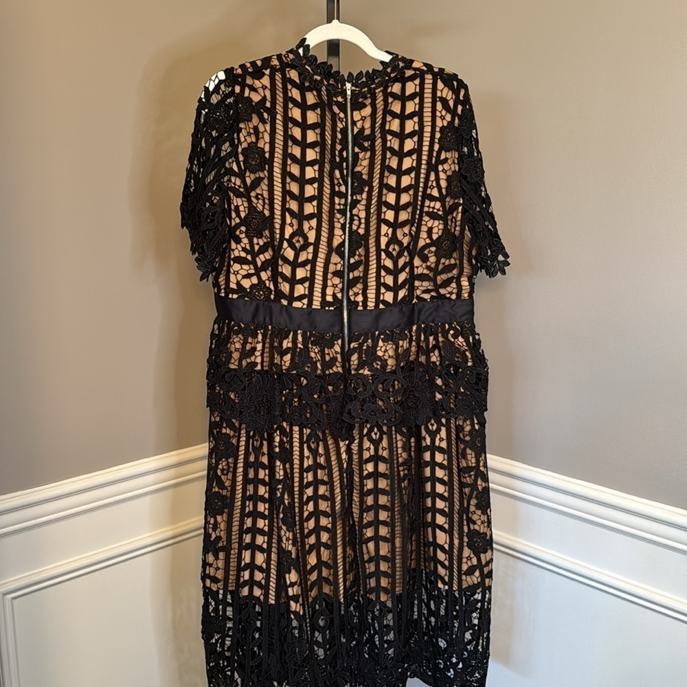 DALIA MACPHEE Black/Nude Short Sleeve Lace Dress With Floral Edging - Picture 8 of 11
